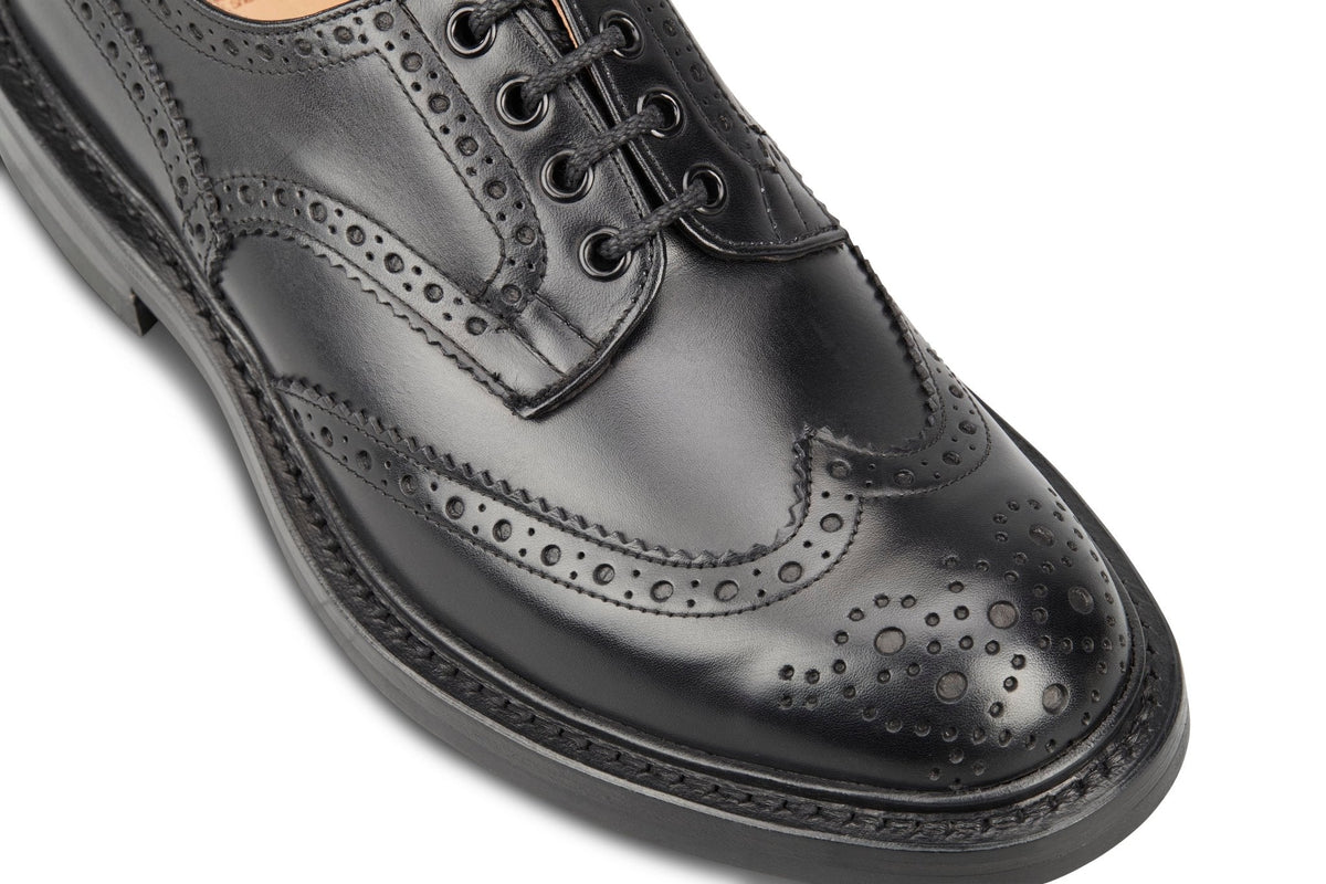 Men’s Black Country Derby Shoes with Brogue Detailing and Classic Lace-Up Design