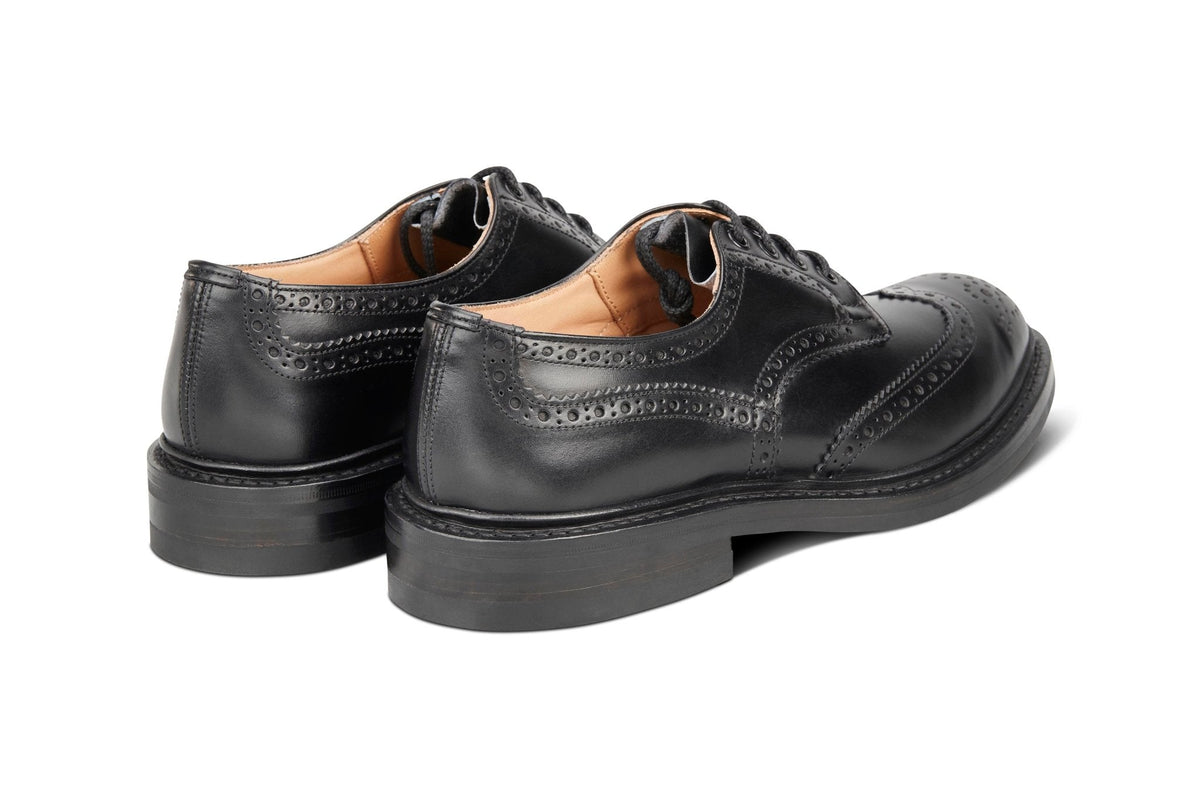 Men’s Black Country Derby Shoes with Brogue Detailing and Classic Lace-Up Design