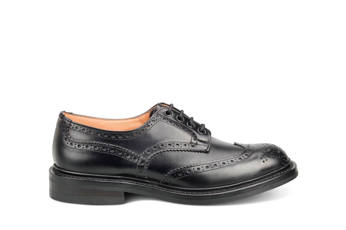 Men’s Black Country Derby Shoes with Brogue Detailing and Classic Lace-Up Design
