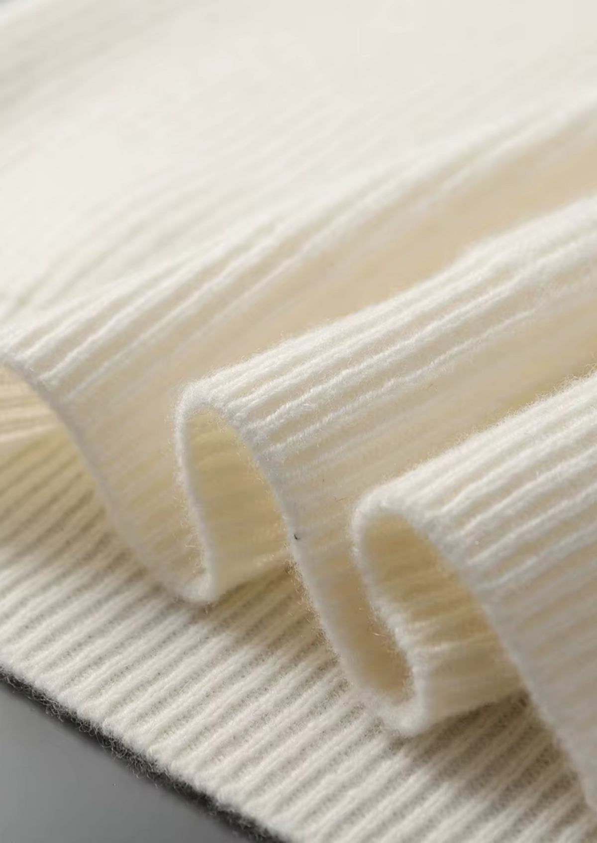 Men's RIBBED V-NECK SWEATER